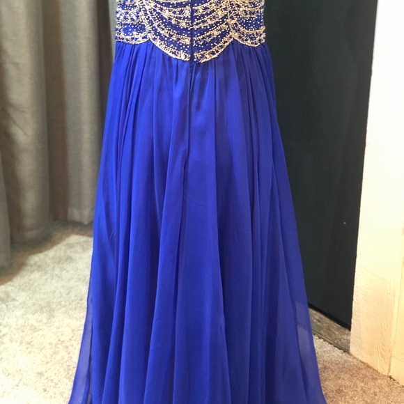 Formal dress - Picture 4 of 4